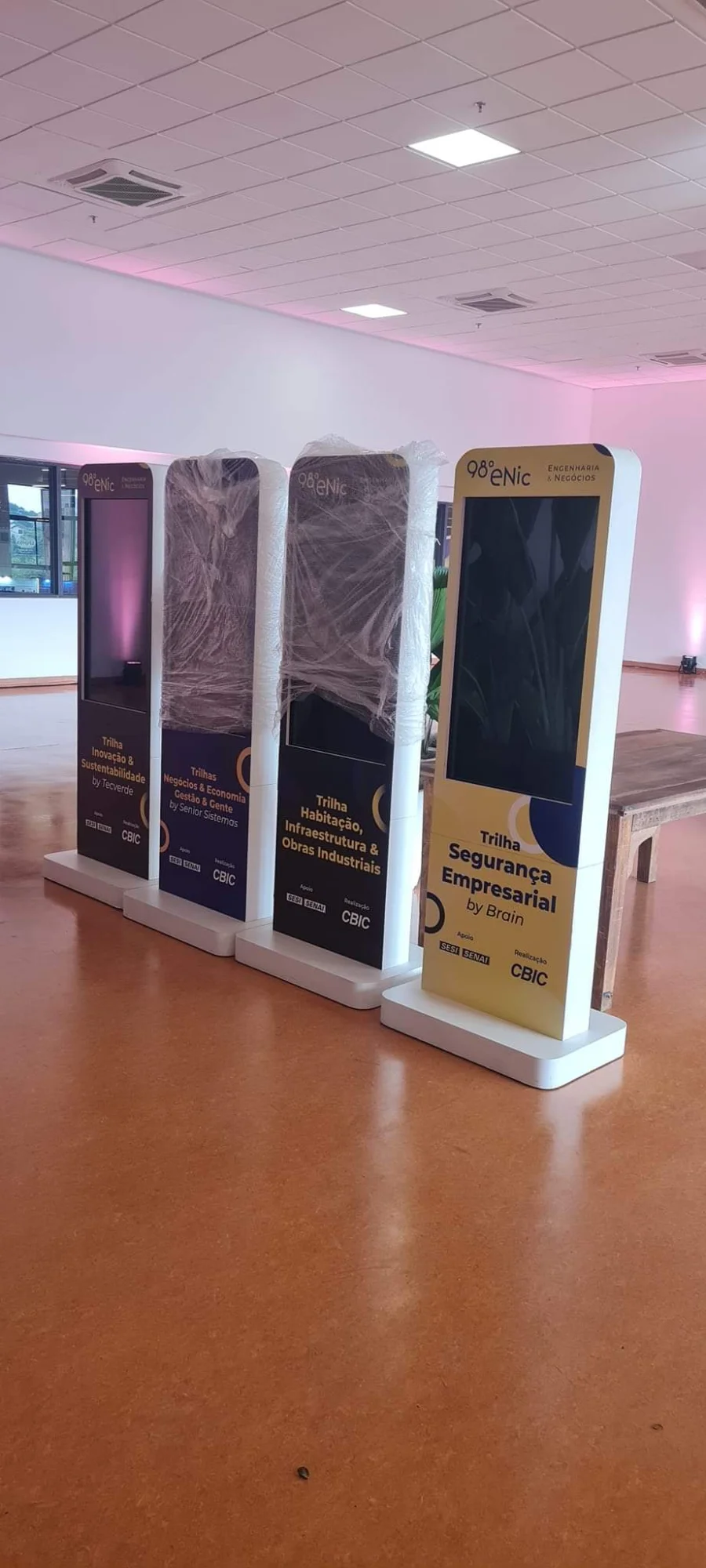 totem touch screen aluguel