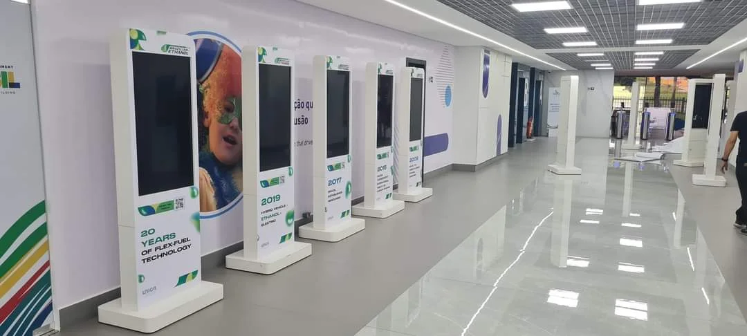 totem touch screen aluguel
