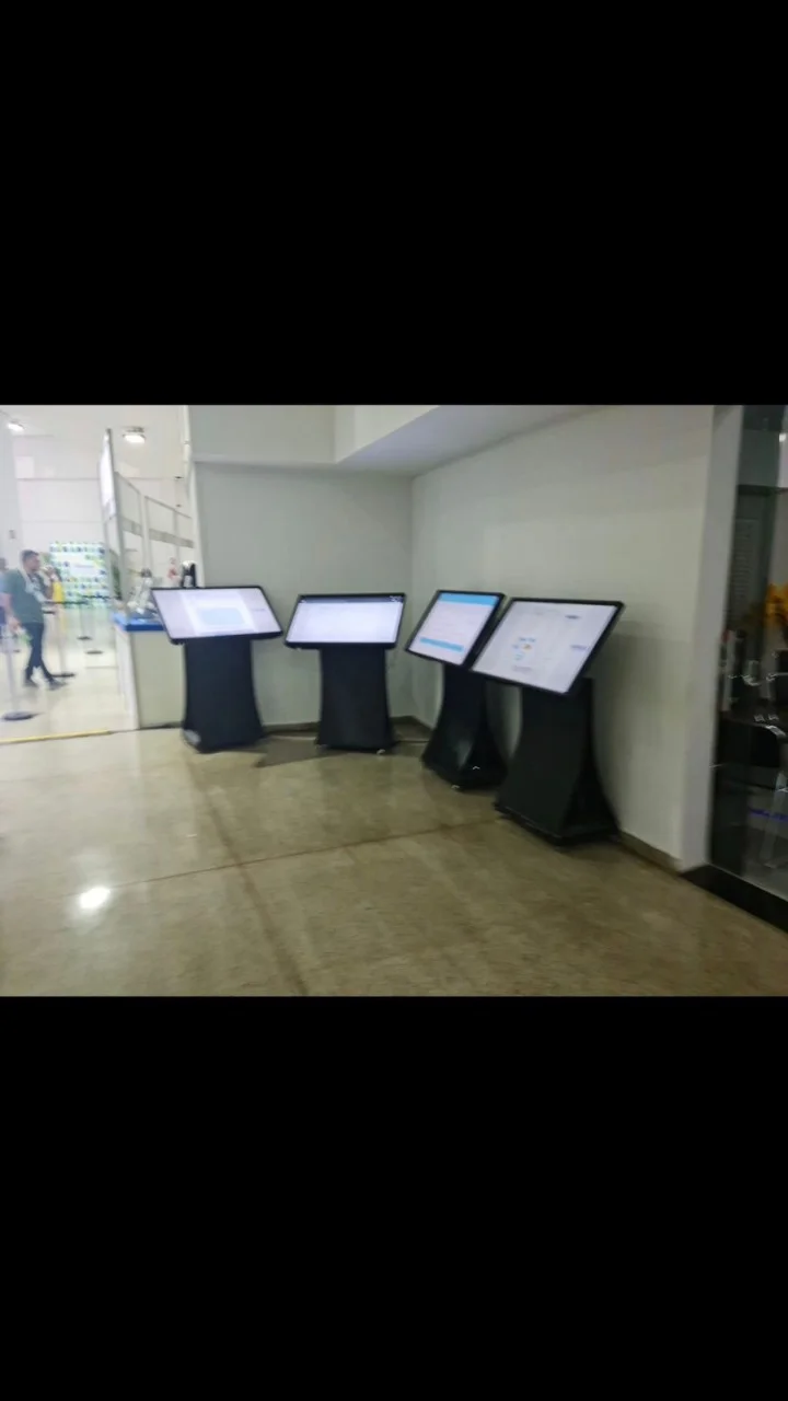 totem touch screen aluguel