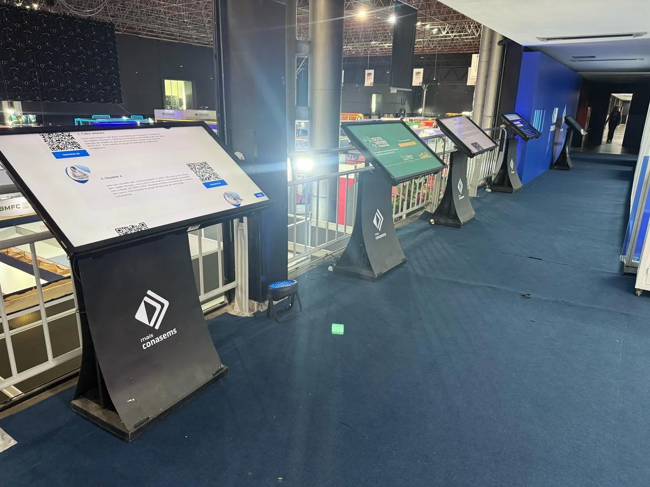 totem touch screen aluguel